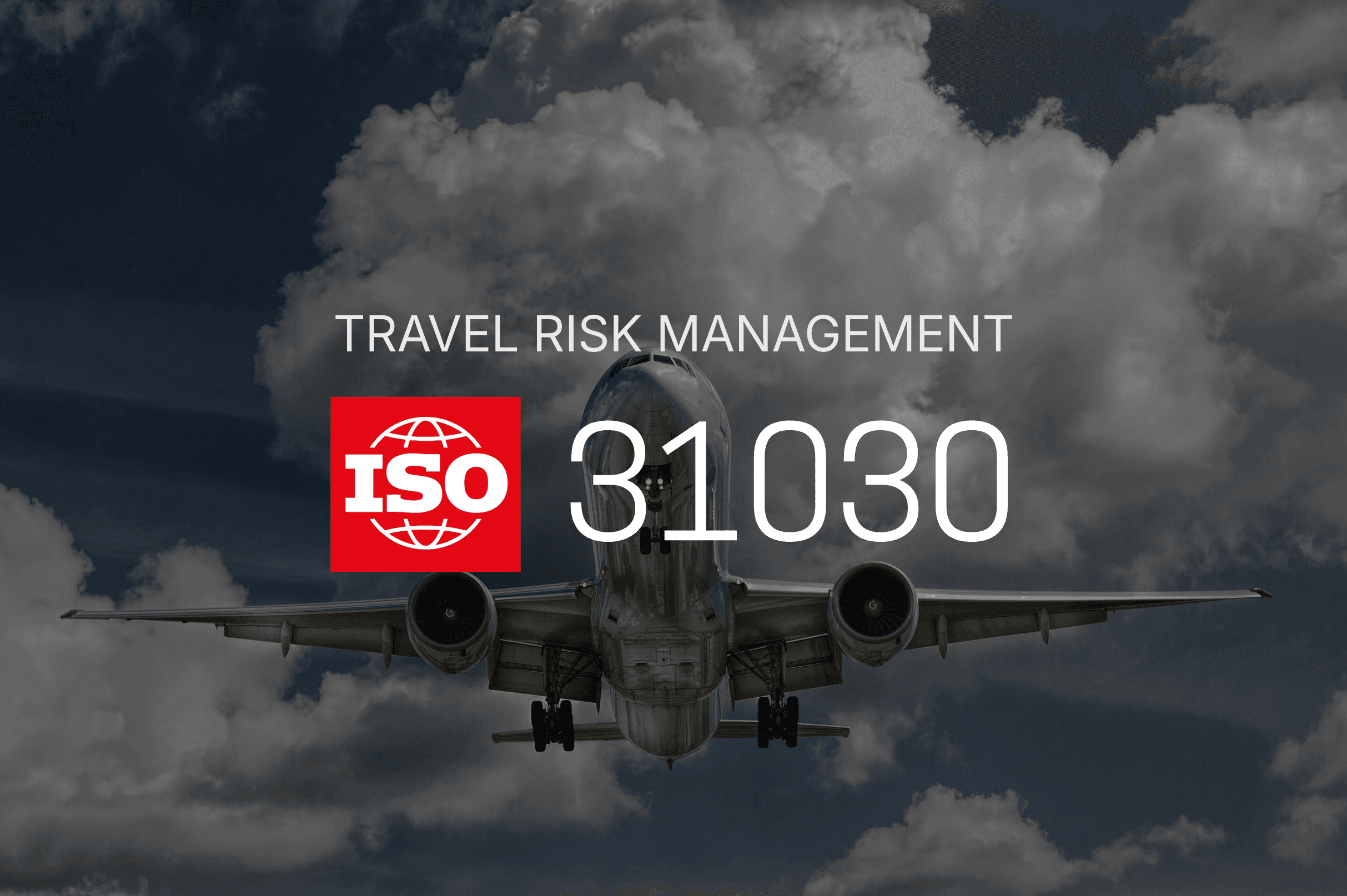 طائرة تحلق وسط سحب عاصفة داكنة مع عنوان ISO 31030 لإدارة مخاطر السفر